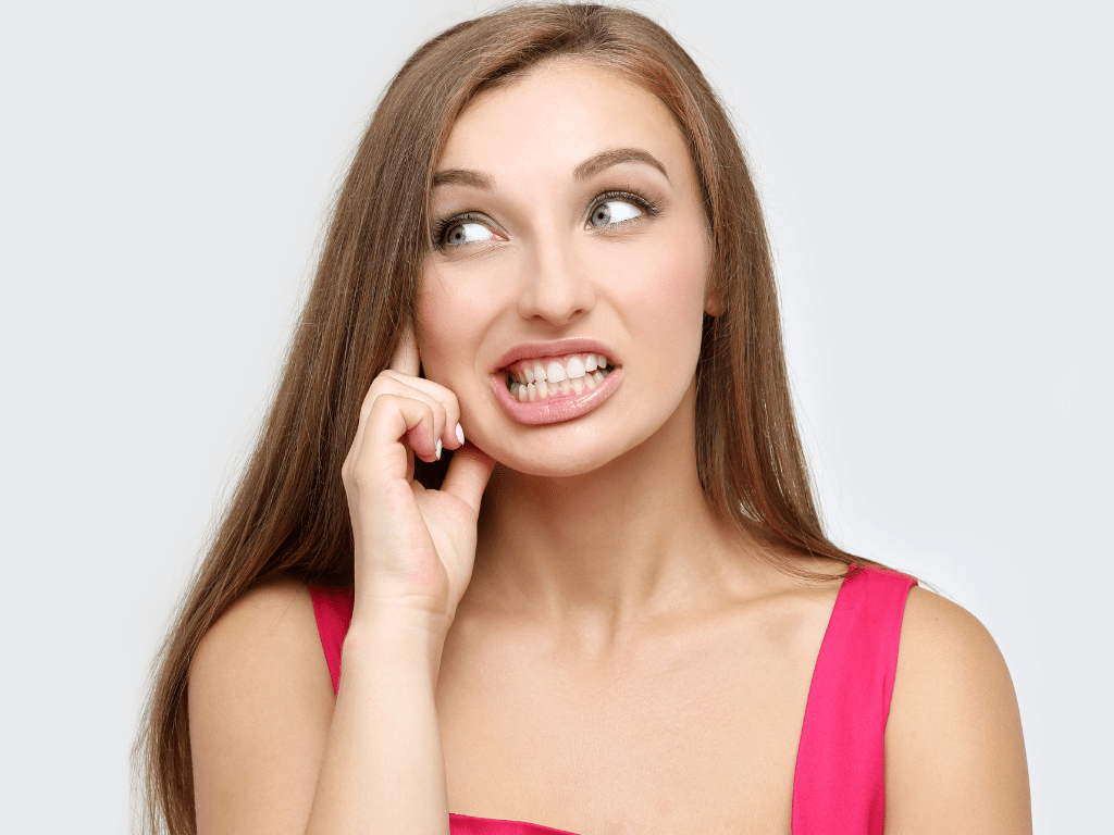 femeie scrasnind din dinti