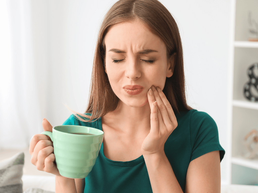 femeie cu sensibilitate dentara la bauturi fierbinti 
