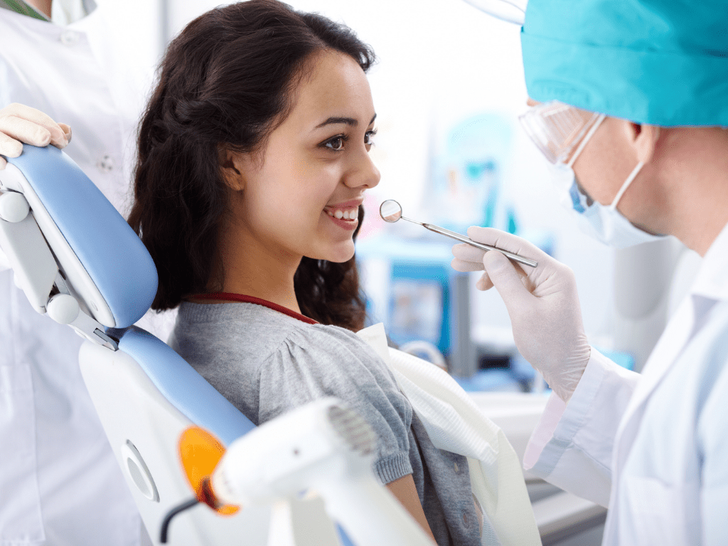 femeie la un control stomatologic pentru depistarea cariilor dentare