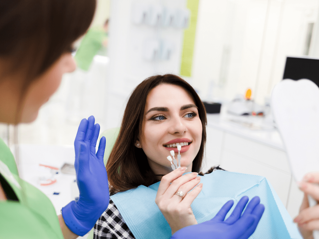 femeie care alege fatetele dentare potrivite