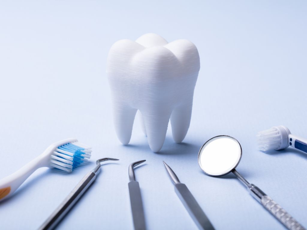 instrumente dentare amplasate langa o replica dinte