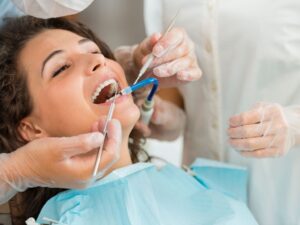 femeie la stomatolog pentru un tratament de extractie dentra