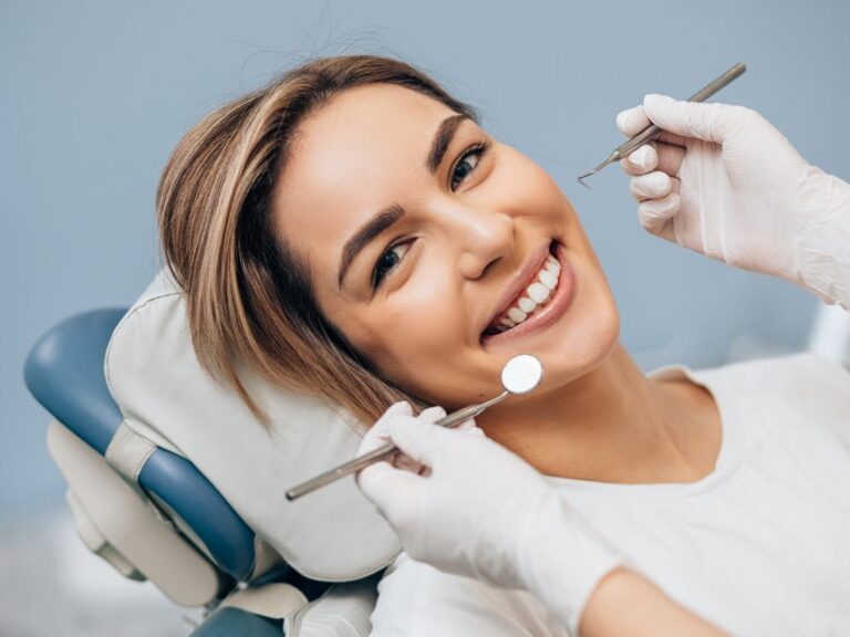 femeie cu dinti albi in timpul unui consult stomatologic